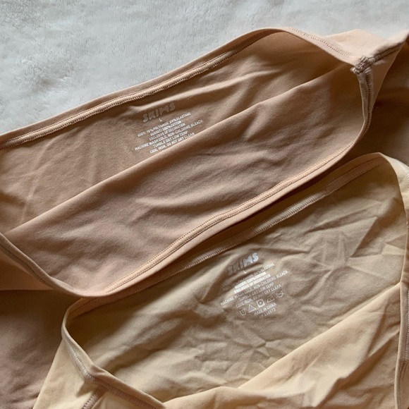 (2) Skims Fits Everybody High Waisted thongs - Picture 3 of 6